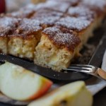Pychotka jabłkowo-rabarbarowa to mięciutkie jak chmurka ciasto z kwaskowatymi owocami. Robi się je ekspresowo