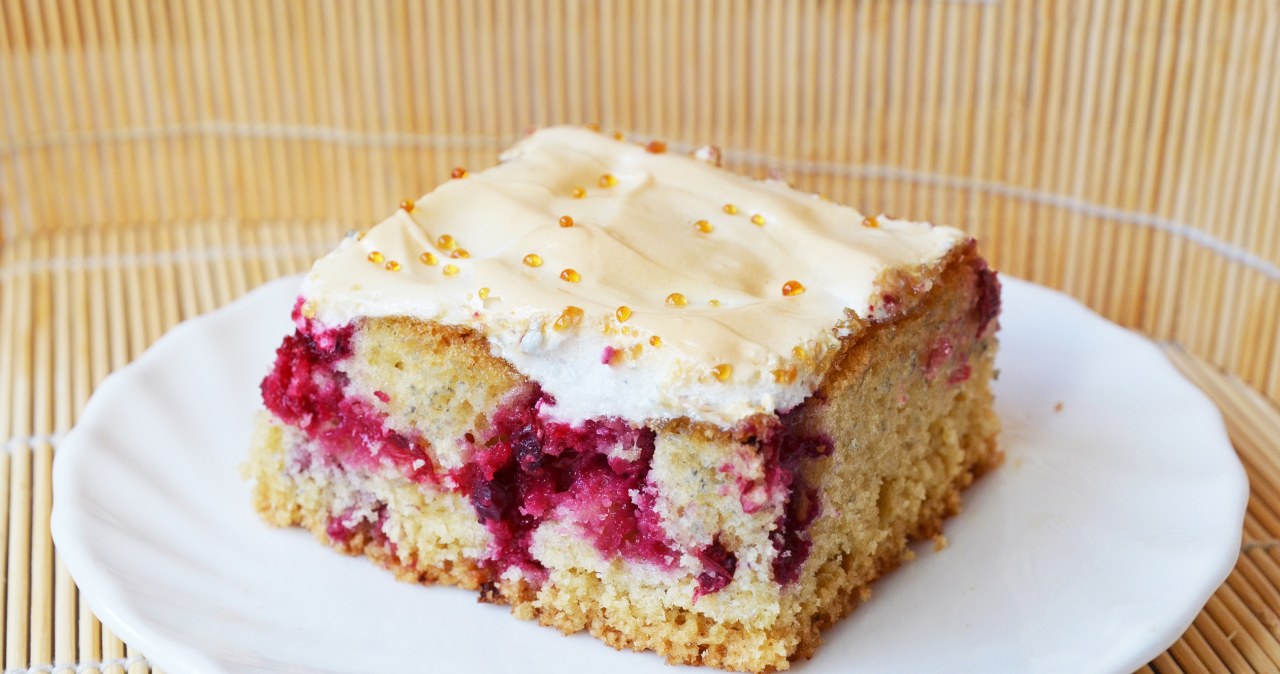 Pychotka Niedzielna to proste ciasto ucierane z bezową pianką /mors74 /123RF/PICSEL