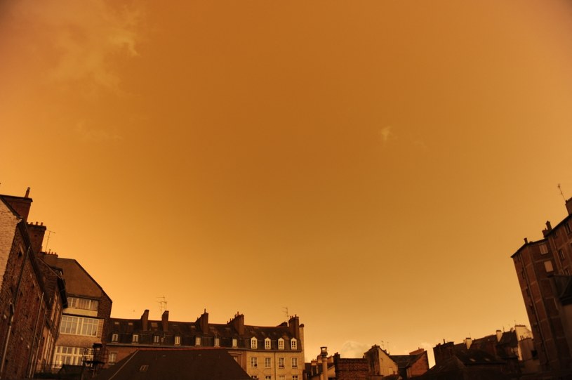 Pył znad Sahary maluje niebo na żółto - powyżej zdjęcie z Rennes /AFP