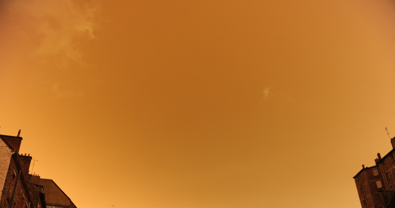 Pył znad Sahary maluje niebo na żółto - powyżej zdjęcie z Rennes /AFP