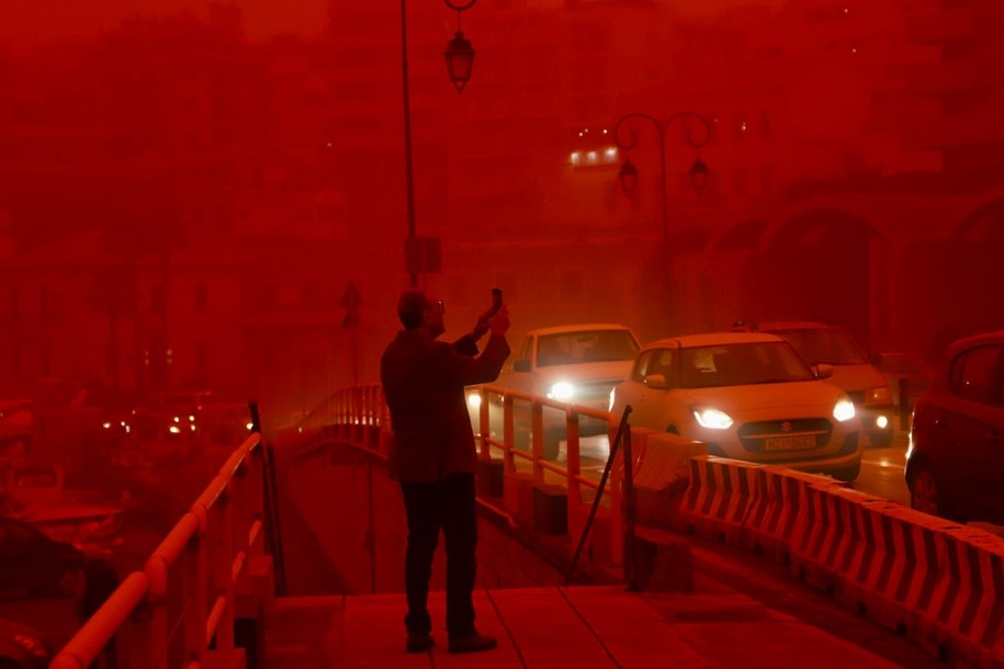 Pył znad Sahary nad Kretą /NIKOS CHALKIADAKIS /PAP/EPA