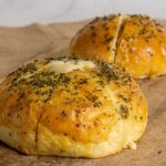 Pyszna przekąska z piekarnika. Przepis na koreańskie bułeczki czosnkowe