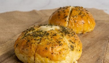 Pyszna przekąska z piekarnika. Przepis na koreańskie bułeczki czosnkowe