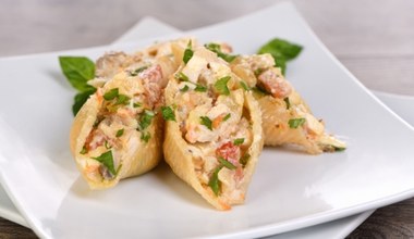 Pyszna przystawka na imprezę. Sałatka w muszlach makaronowych