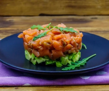 Pyszna przystawka na święta lub Sylwestra. Prosty przepis na tatar z łososia