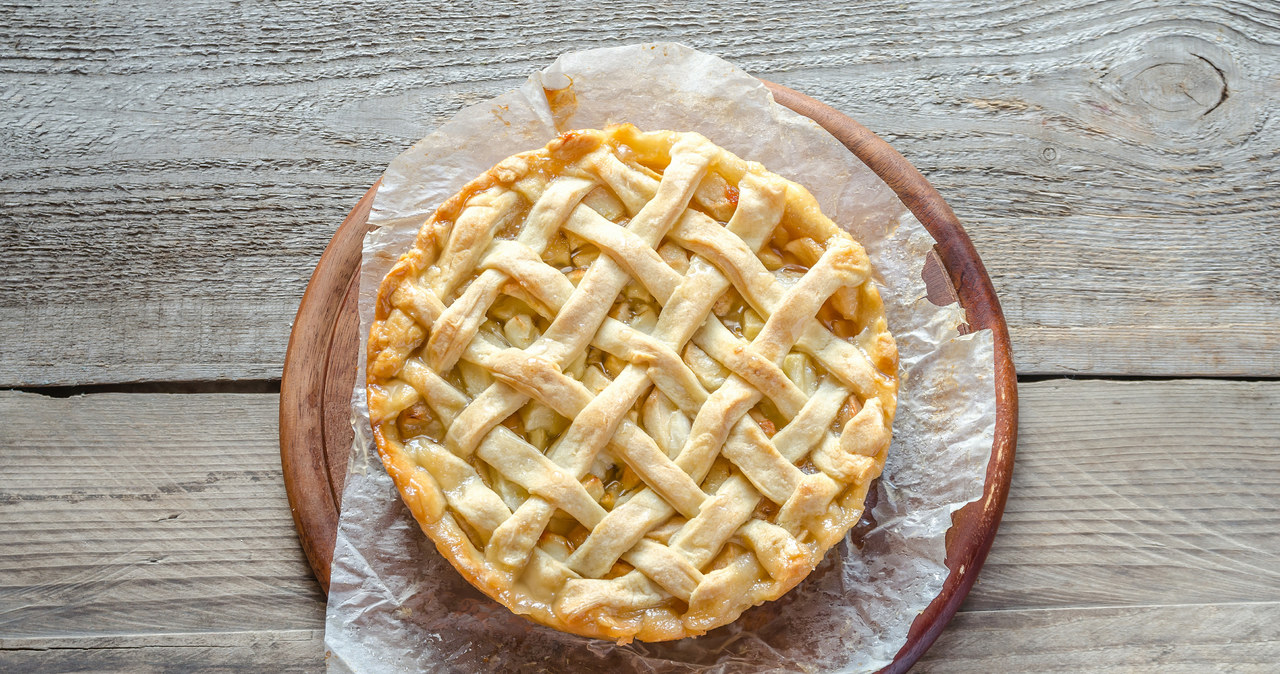 Pyszna tarta jabłkowa na bazie mąki gryczanej /123RF/PICSEL