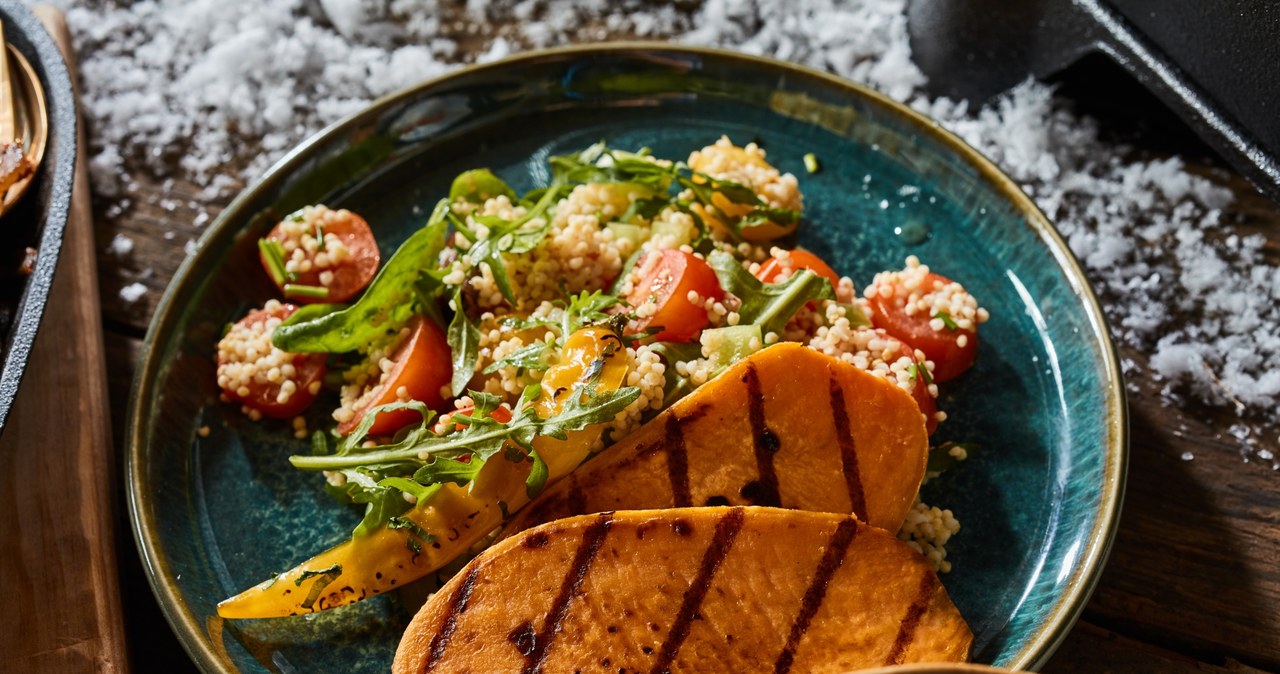 Pyszne bataty z komosą ryżową to wyśmienity pomysł na zdrowy lunch /123RF/PICSEL