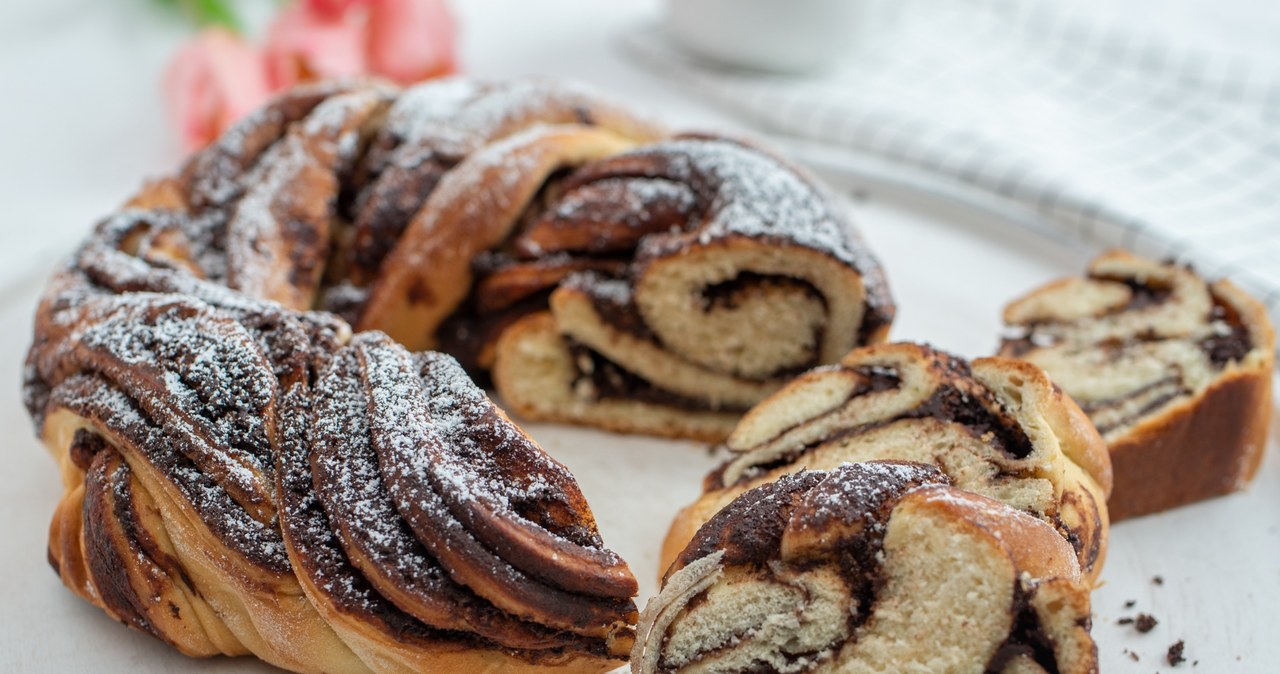 Pyszne ciasto drożdżowe z dodatkiem czekoladowej masy /alein /123RF/PICSEL