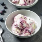 zdrowe desery Pyszne i zdrowe domowe lody jagodowe. Jako bazę stosuję popularny serek