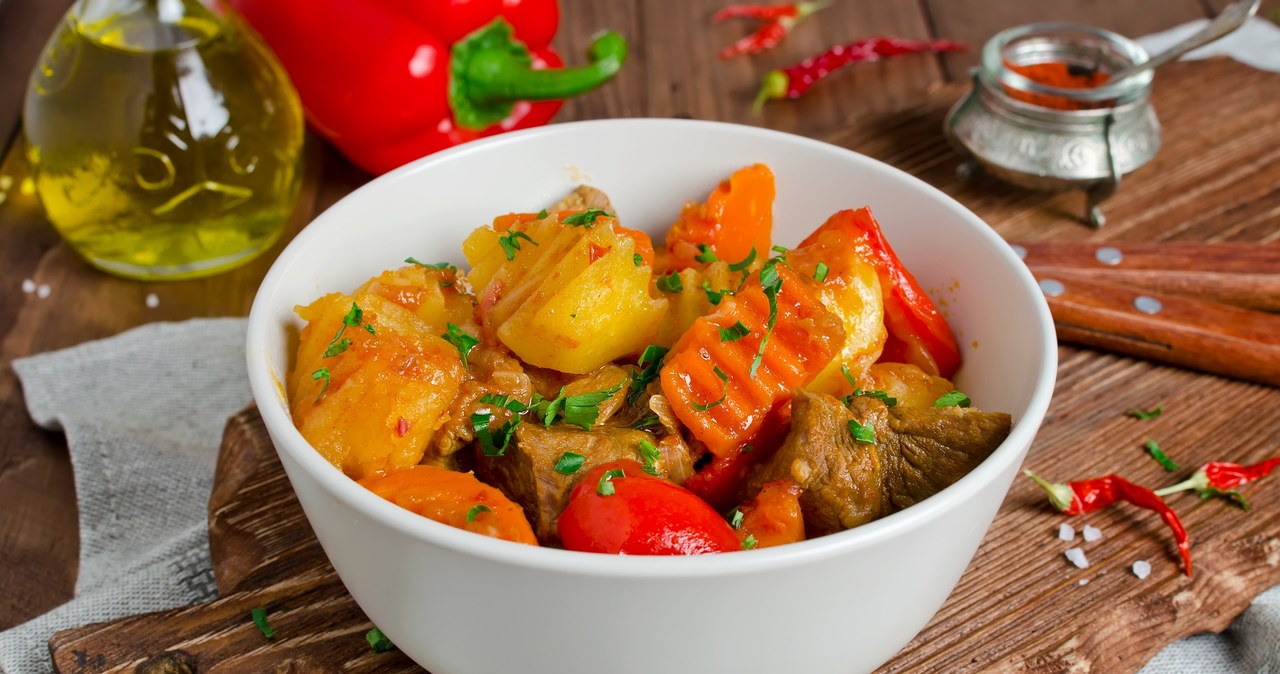 Pyszny kociołek pasterski to jednogarnkowe danie dla całej rodziny /grelena /123RF/PICSEL