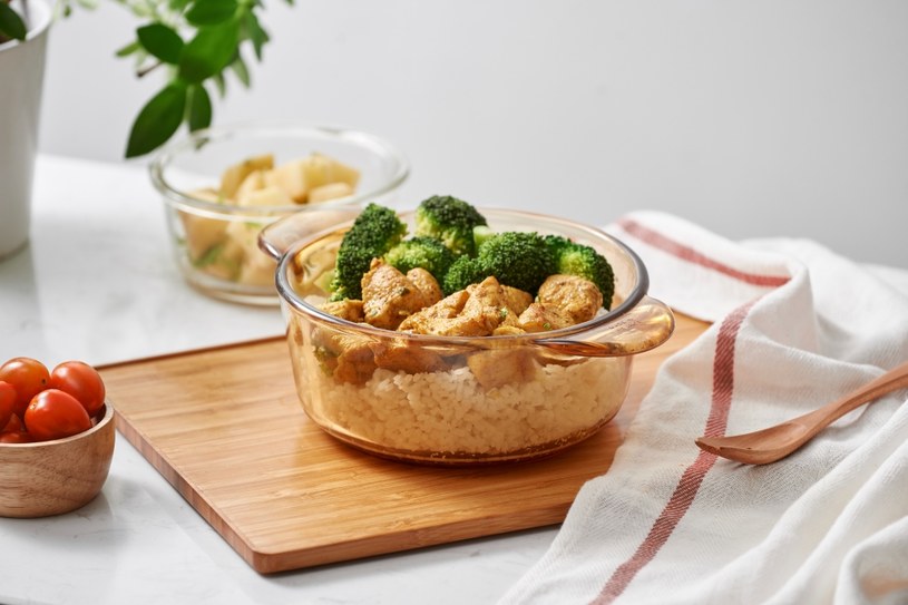 Pyszny kurczak z brokułami w sosie curry /123RF/PICSEL