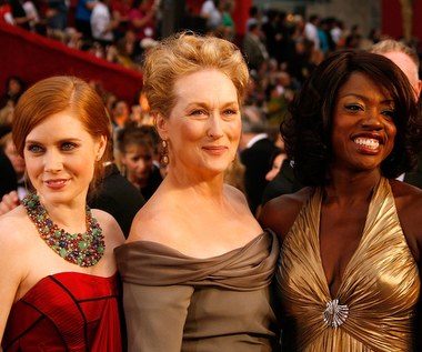 Pytana o to, dlaczego przyjęła tę rolę, Davis szczerze przyznała, że chciała zaistnieć w branży filmowej. I zaznacza, że darzy ogromną sympatią aktorki, które partnerowały jej na planie. W pozostałych rolach wystąpiły Emma Stone, Jessica Chastain, Allison Janney i Bryce Dallas Howard. "Zawarte przeze mnie przyjaźnie będą trwać do końca życia. Współpraca z tymi niezwykłymi ludźmi była cudownym doświadczeniem" - zapewnia aktorka.