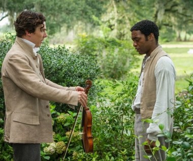 Pytany o to, jak to się dzieje, że tak często grywa nieprzeciętne umysły, Cumberbatch odpowiedział: - Jeśli faktycznie tak mnie postrzegają, to nie jest to najgorszy los, ale wątpię, by faktycznie była to moja specjalizacja - i zaraz zwrócił uwagę, że był też mężem stanu Williamem Pittem w "Głosie wolności", właścicielem plantacji w "Zniewolonym. 12 Years a Slave" (na zdjęciu) a także tajnym agentem w "Szpiegu", oficerem kawalerii w "Czasie wojny" i demonicznym pedofilem-gwałcicielem w "Pokucie".