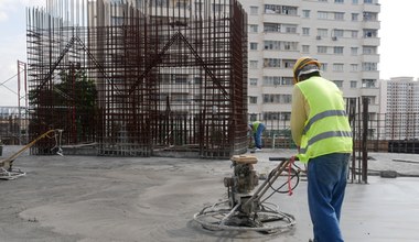 PZFD: Wojna w Ukrainie spowolni sprzedaż mieszkań w Polsce; budowy opuściło 20-30 proc. ukraińskich pracowników 