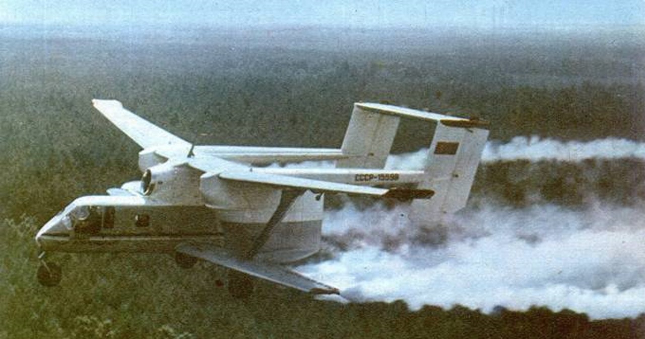 PZL M-15 Belfegor rejestracja CCCP-15598 podczas opylania. 1980r. / Zdjęcie LAC /domena publiczna