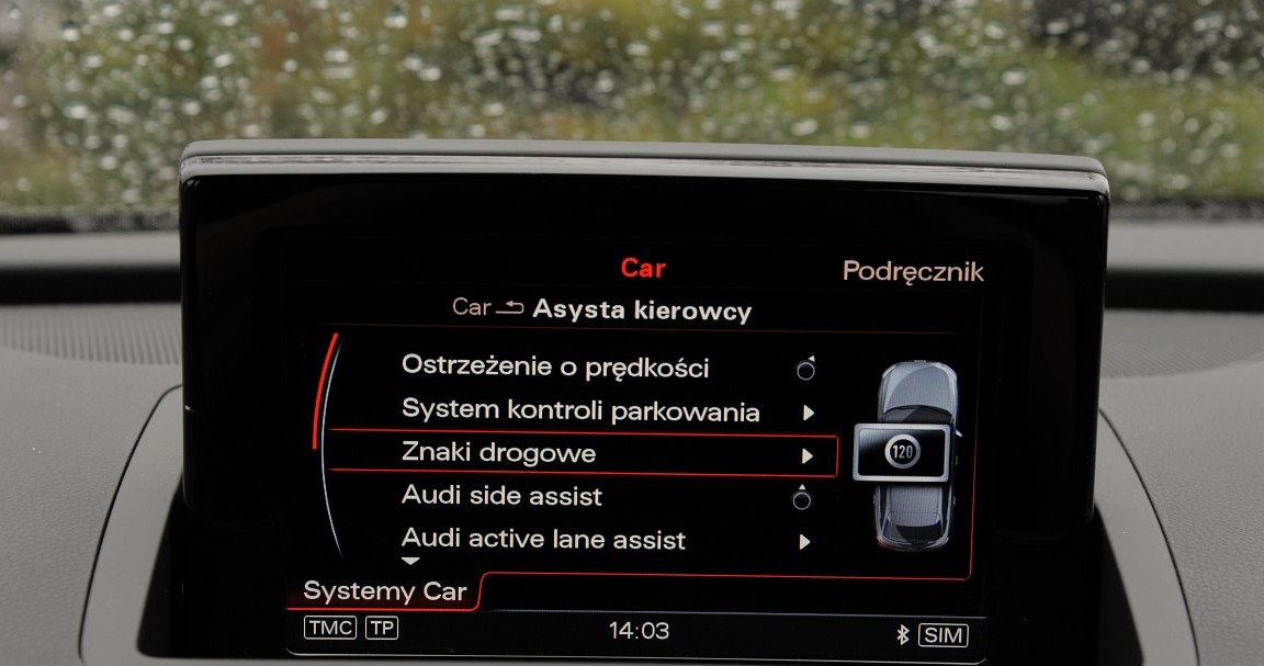 Q3 oferuje wiele aktywnych systemów wsparcia kierowcy. Niestety, wyłącznie za dopłatą. /Motor