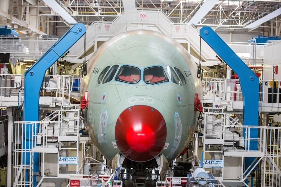 Qantas i Airbus przełamują bariery! Nadchodzi era najdłuższych bezpośrednich lotów na świecie. Na zdjęciu ilustracyjnym Airbus A350 XWB /FRED SCHEIBER/SIPA /East News