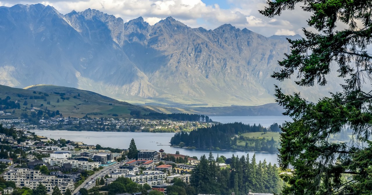 Queenstown to miasteczko w Nowej Zelandii, które reklamuje się jako światowa stolica przygody. /Keith Levit/Design Pics /East News