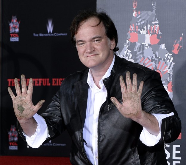 Quentin Tarantino pozostawił odcisk dłoni i stóp w Alei Sław /MIKE NELSON /PAP/EPA