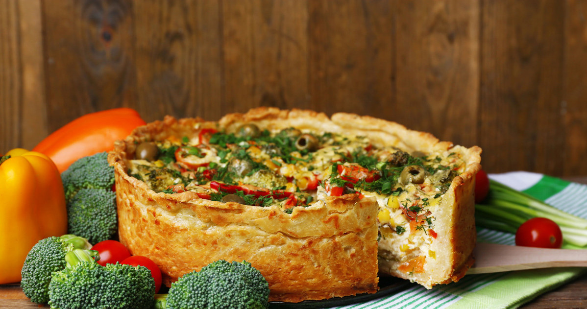 Quiche z powodzeniem zastąpi tartę, pizzę lub placki ziemniaczane. Możliwości przyrządzania jest mnóstwo! /123RF/PICSEL