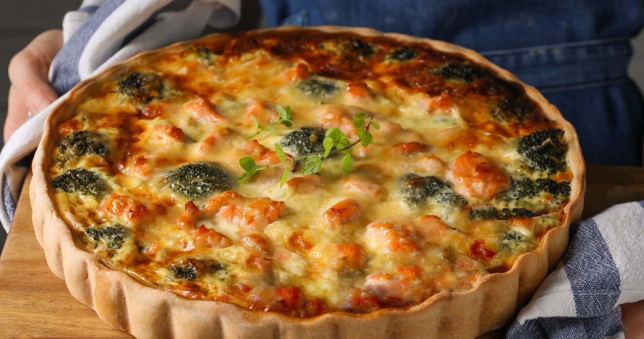Quiche z serem i brokułami przygotowuje się bardzo prosto /liudmilachernetska /123RF/PICSEL