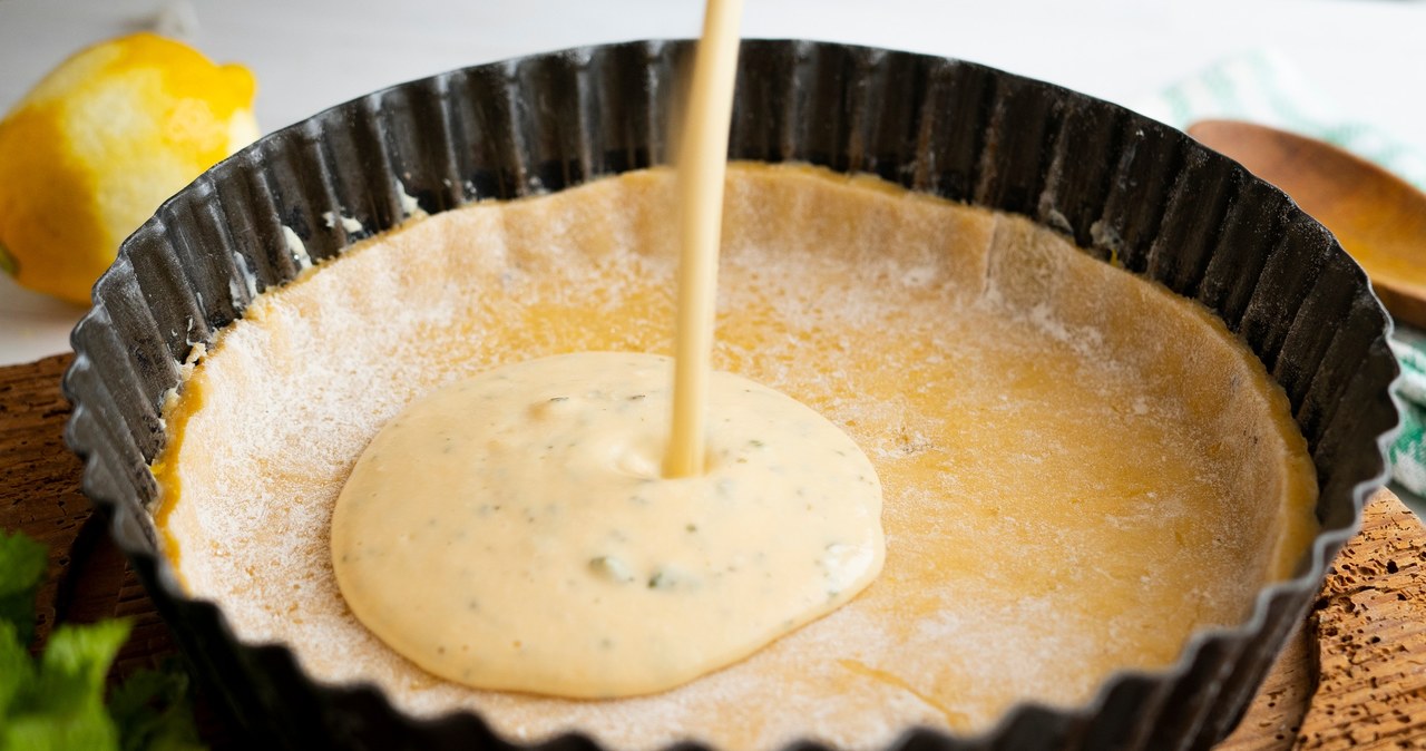 Quiche z serem i brokułami to prosty obiad dla całej rodziny /albertgonzlez /123RF/PICSEL
