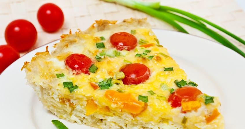 Quiche z ziemniakami i pomidorkami jest idealny solo jako przekąska, lub jako dodatek do obiadu, np. do steka lub kotleta /123RF/PICSEL