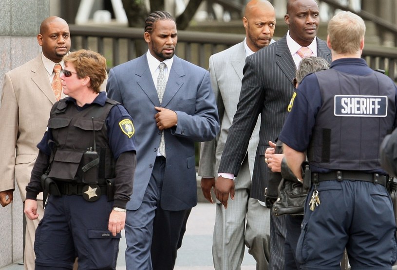 R. Kelly w drodze na posiedzenia sądu w obstawie policji /Scott Olson /Getty Images