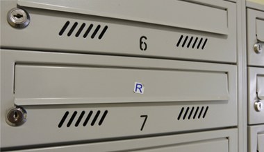 "R" na skrzynce pocztowej. Mało kto wie, co znaczy, sam nie przyklejaj