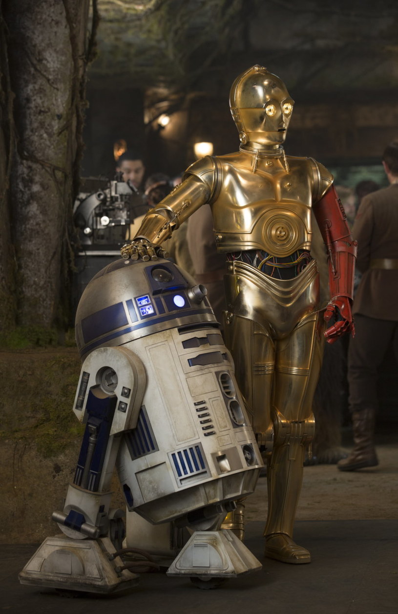 R2-D2 i C-3PO w filmie "Gwiezdne wojny: Przebudzenie Mocy" /materiały prasowe