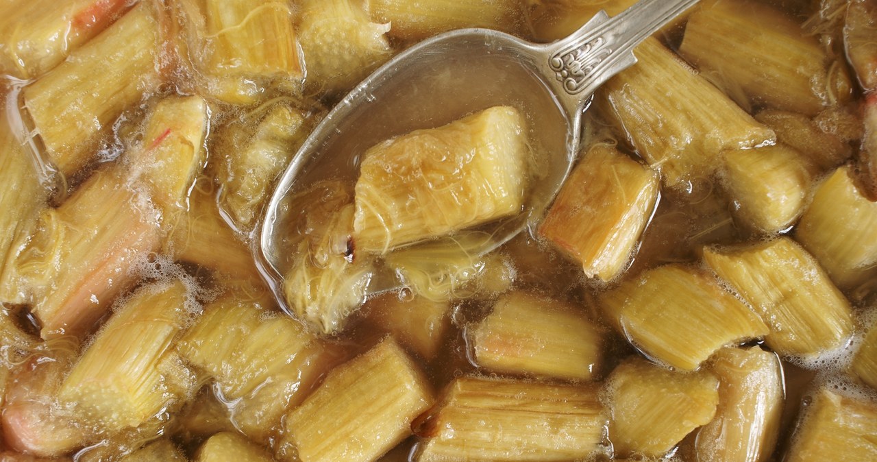 Rabarbar jest zdrowy i sam w sobie ma niewiele kalorii, dlatego jest idealnym warzywem do kompotów  dietetycznych ciast czy deserów /dpimborough /123RF/PICSEL