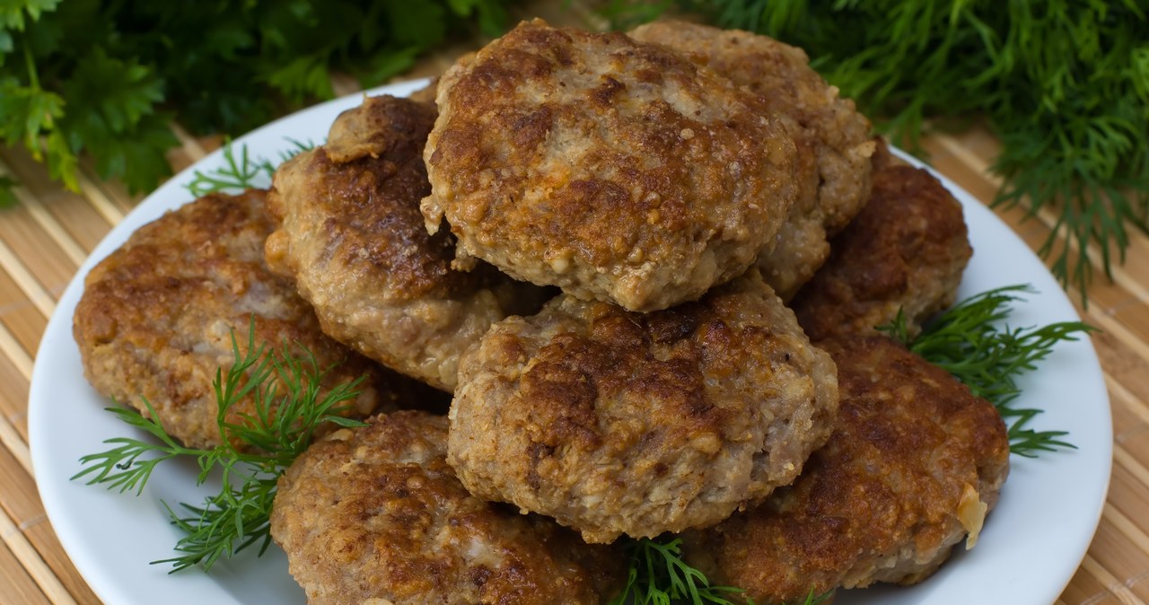 Rabarbar w kotletach mielonych nadaje im wyjątkową soczystość i delikatnie kwaśny posmak. /123RF/PICSEL
