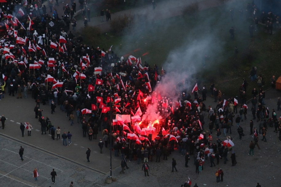 Race i flagi na Marszu Niepodległości /Leszek Szymański /PAP