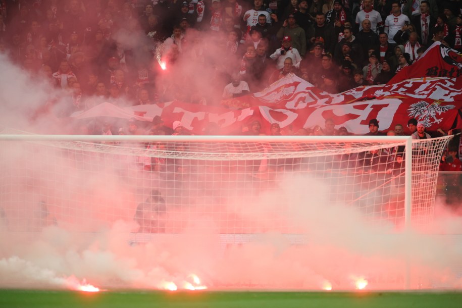 Race rzucone na boisko przez polskich kibiców /	Leszek Szymański   /PAP