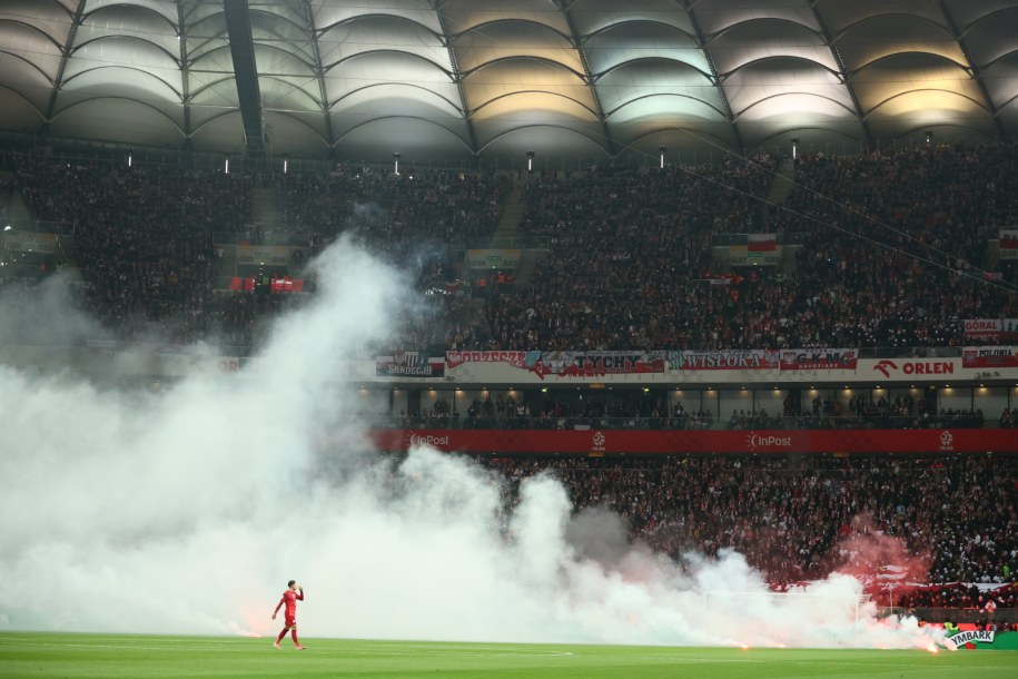 Race rzucone na boisko przez polskich kibiców /	Leszek Szymański   /PAP