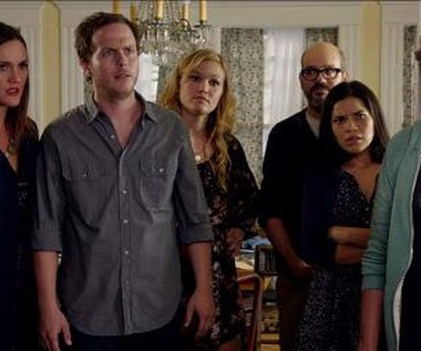 Rachel Boston, Kevin M. Brennan, Erinn Hayes, Todd Berger, Julia Stiles, David Cross, America Ferrera i Jeff Grace w scenie z filmu "Taka piękna katastrofa"