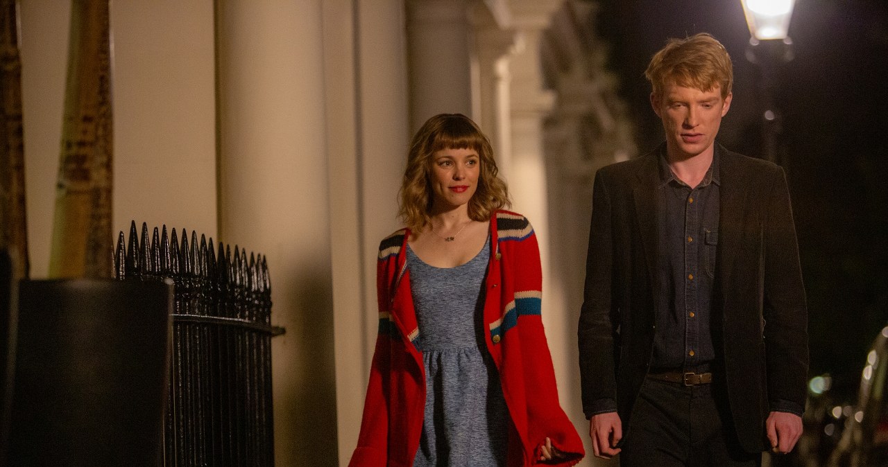 Rachel McAdams i Domhnall Gleeson w filmie "Czas na miłość" /Murray Close  /Getty Images