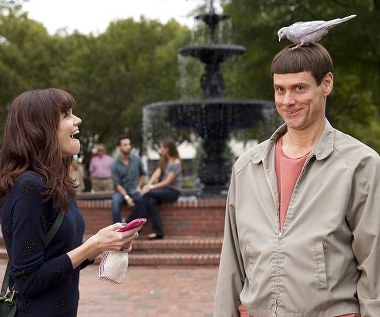 Rachel Melvin i Jim Carrey w scenie z filmu "Głupi i głupszy bardziej"