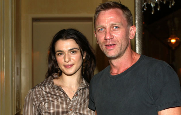 Rachel Weisz i Daniel Craig na planie filmu "Przetrzymać tę miłość" z 2004 roku, fot. Bowers &nbsp; /Getty Images/Flash Press Media