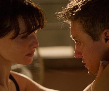 Rachel Weisz i Jeremy Renner w scenie z filmu "Dziedzictwo Bourne'a"