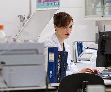 Rachel Weisz w scenie z filmu "Dziedzictwo Bourne'a"