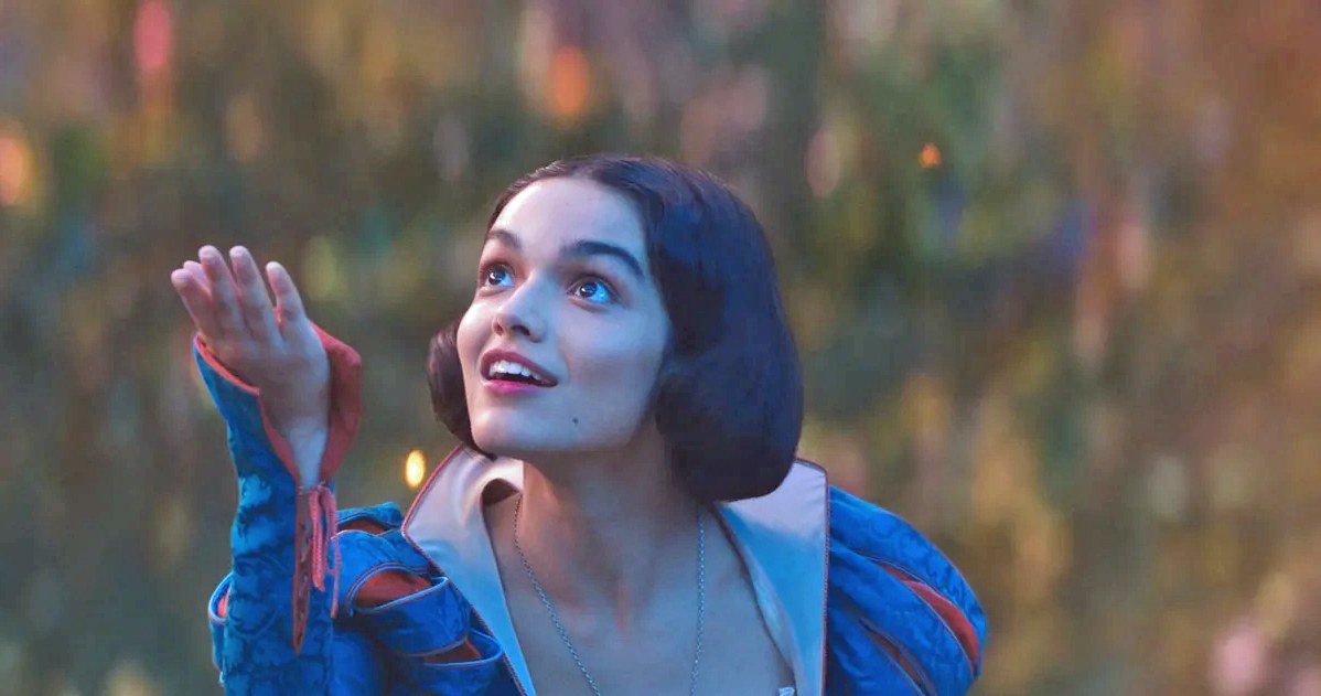 Rachel Zegler w scenie z filmu "Śnieżka" /materiały prasowe