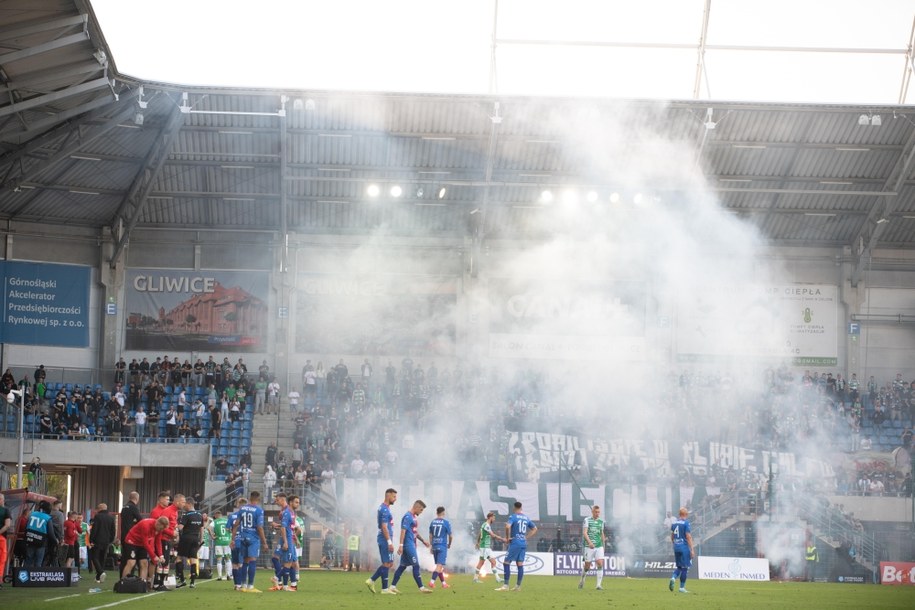 Racowisko kibiców Lechii Gdańsk podczas meczu z Piastem Gliwice /Zbigniew Meissner /PAP