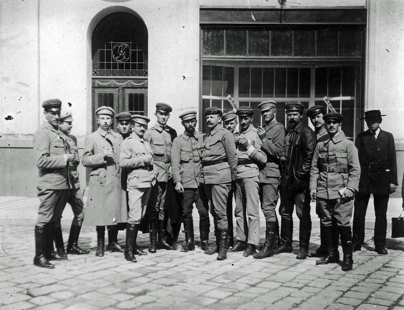 Rada Główna Związku Walki Czynnej (1914). Stoją od lewej: Mikołaj Sarmat-Szyszłowski, Stanisław Sawa-Machowicz, Adam "Witold" Koc, NN, Stanisław Cavour-Urbański, Tadeusz Wyrwa-Furgalski, Edward Śmigły-Rydz, Wacław Aleksandrowicz, Zygmunt Langman, Jerzy Roja-Śladki, Bogdan Kordian-Kunc, Kostek Aleksandrowicz, Tadeusz Kuczyński, NN.