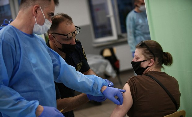 Rada Medyczna na spotkaniu z rządem: Szczepienia dla medyków powinny być obowiązkowe