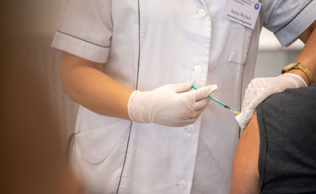 Rada Medyczna rekomenduje trzecią dawkę szczepionki kolejnym grupom