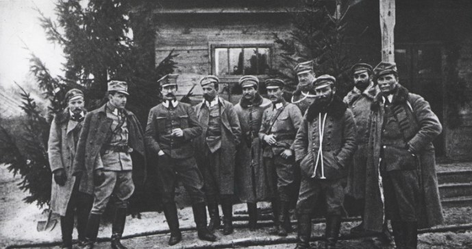 Rada Pułkowników Legionów Polskich. Na zdjęciu m.in. Władysław Belina-Prażmowski (czwarty z lewej) i Edward Rydz-Śmigły (trzeci z prawej) fot. Jagiellońska Biblioteka Cyfrowa /Wikimedia