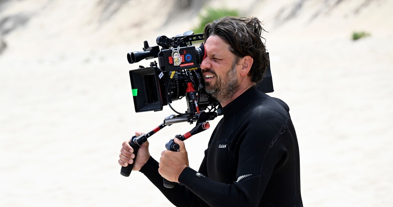 Radek Ładczuk na planie filmu "Surfer" /Monolith Films /materiały prasowe