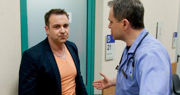 Radek Liszewski na planie serialu "Szpital". Jak odnajdzie się w roli aktora? /TVN