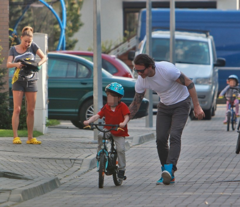 Radek Majdan uczy jeździć na rowerze syna Jacka Rozenka /Foto IP